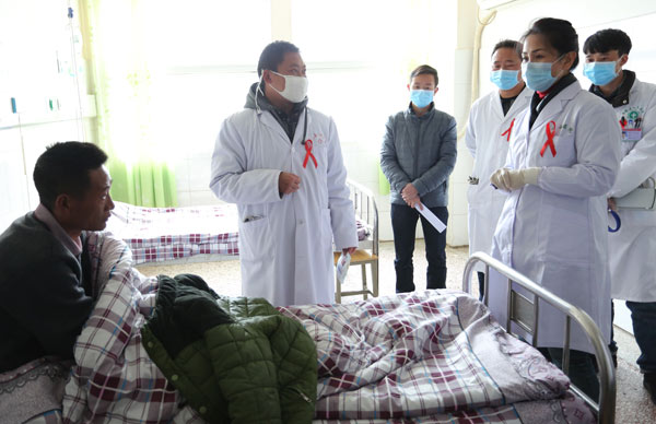 專家在布拖縣人民醫院、特木里中心衛生院查房、會診